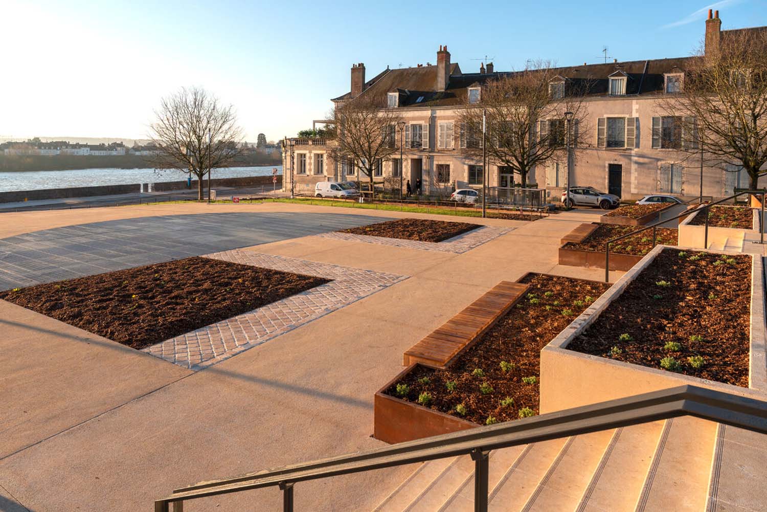 Végétalisation de la place Valin-de-La-Vaissière à Blois. Costières et voliges en acier corten sur mesure réalisées par Licce