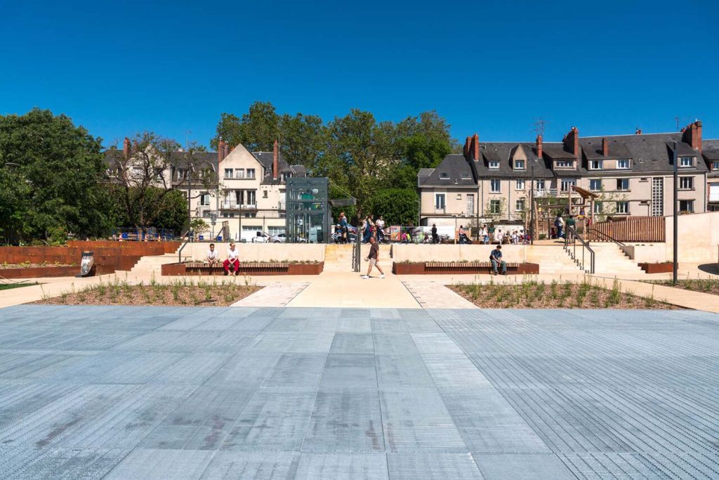 Végétalisation de la place Valin-de-La-Vaissière à Blois. Costières et voliges en acier corten sur mesure réalisées par Licce