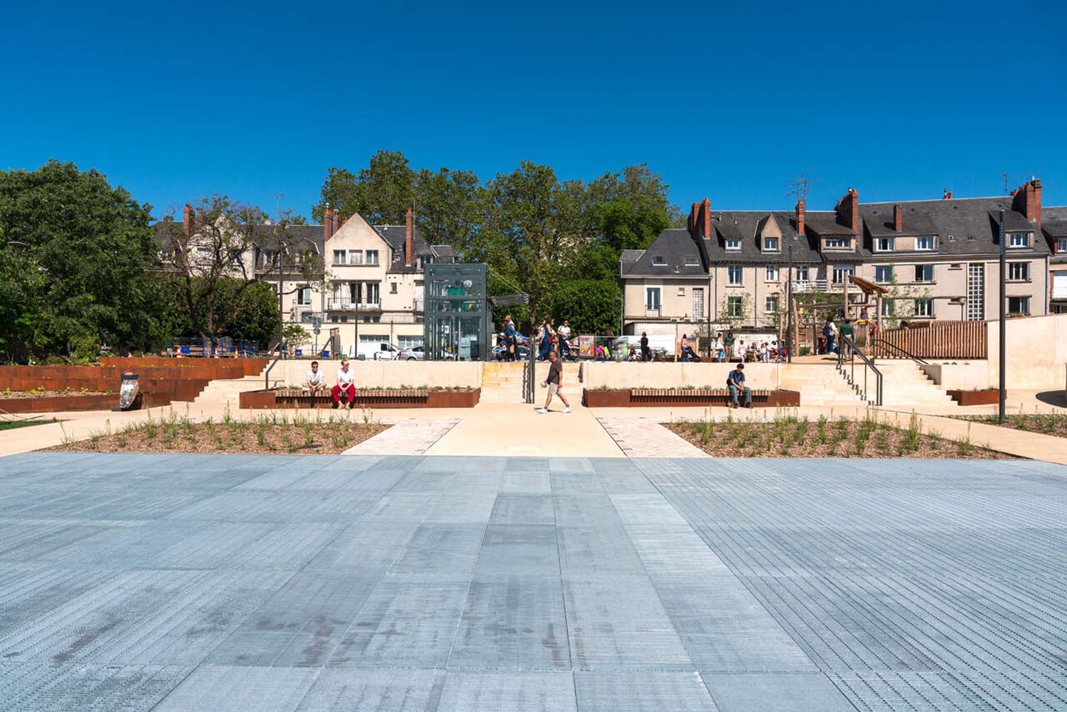 Végétalisation de la place Valin-de-La-Vaissière à Blois. Costières et voliges en acier corten sur mesure réalisées par Licce