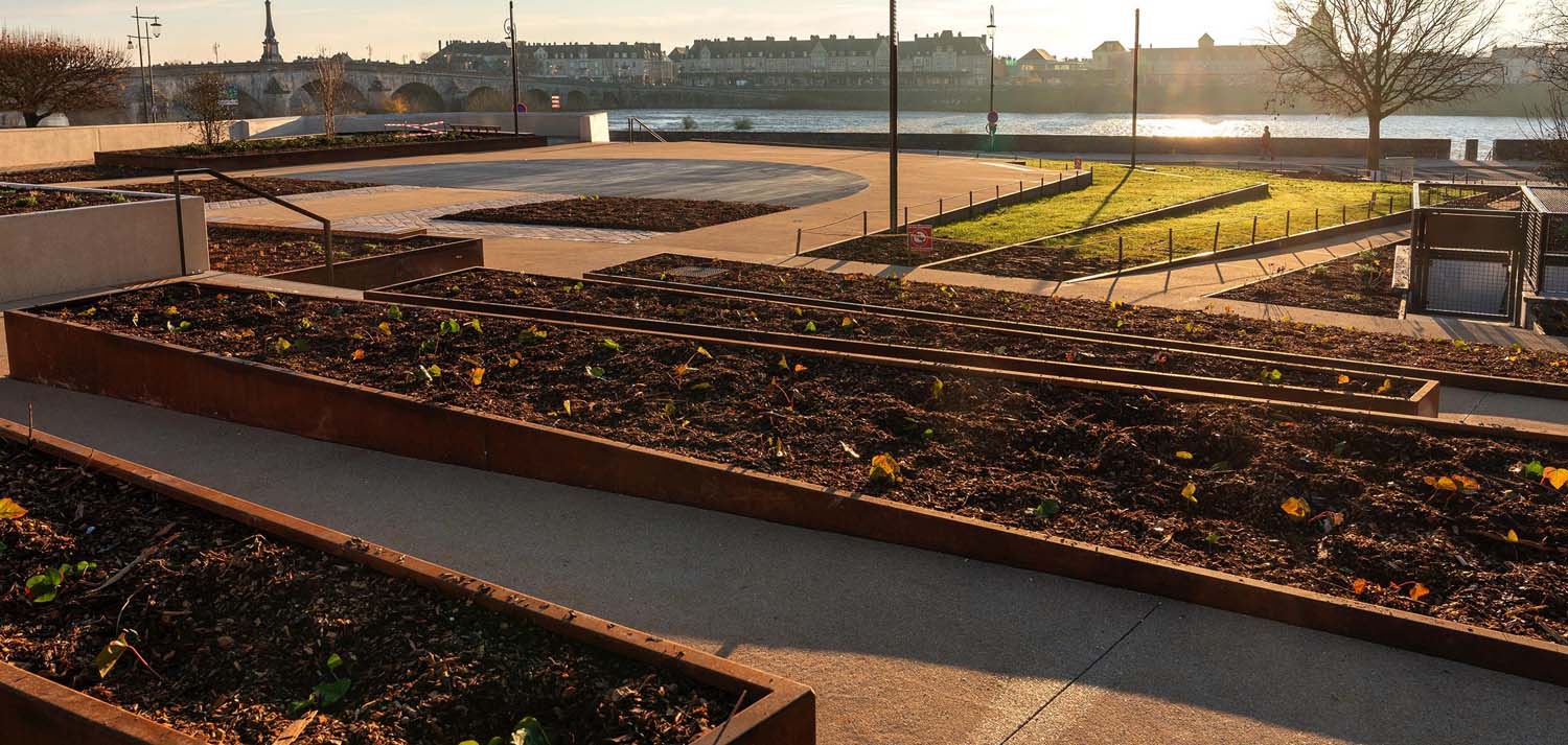 Végétalisation de la place Valin-de-La-Vaissière à Blois. Costières et voliges en acier corten sur mesure réalisées par Licce