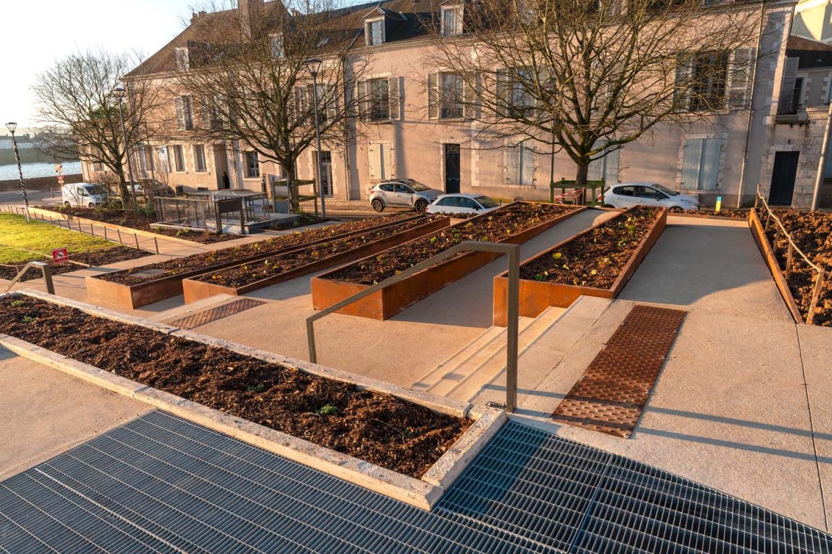 Végétalisation de la place Valin-de-La-Vaissière à Blois. Costières et voliges en acier corten sur mesure réalisées par Licce