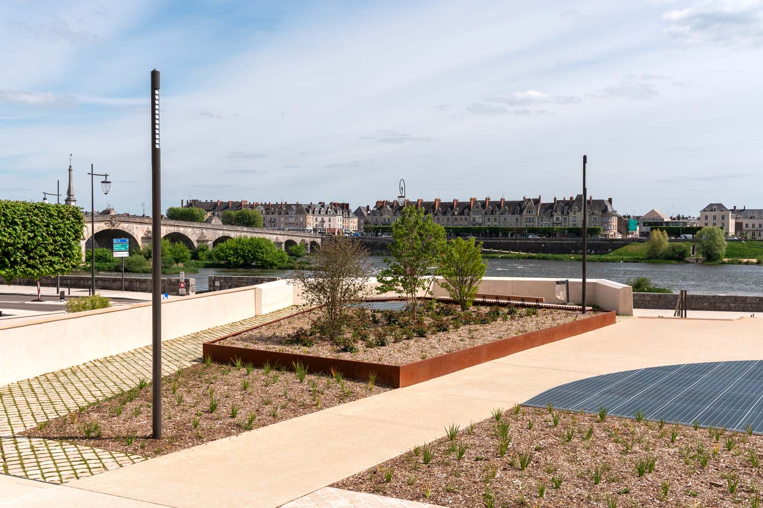 Végétalisation de la place Valin-de-La-Vaissière à Blois. Costières et voliges en acier corten sur mesure réalisées par Licce