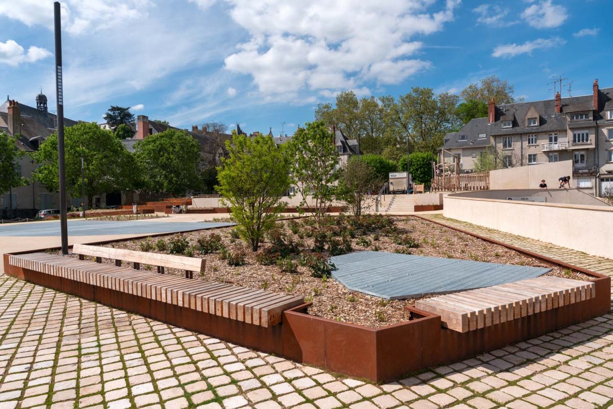 Végétalisation de la place Valin-de-La-Vaissière à Blois. Costières et voliges en acier corten sur mesure réalisées par Licce