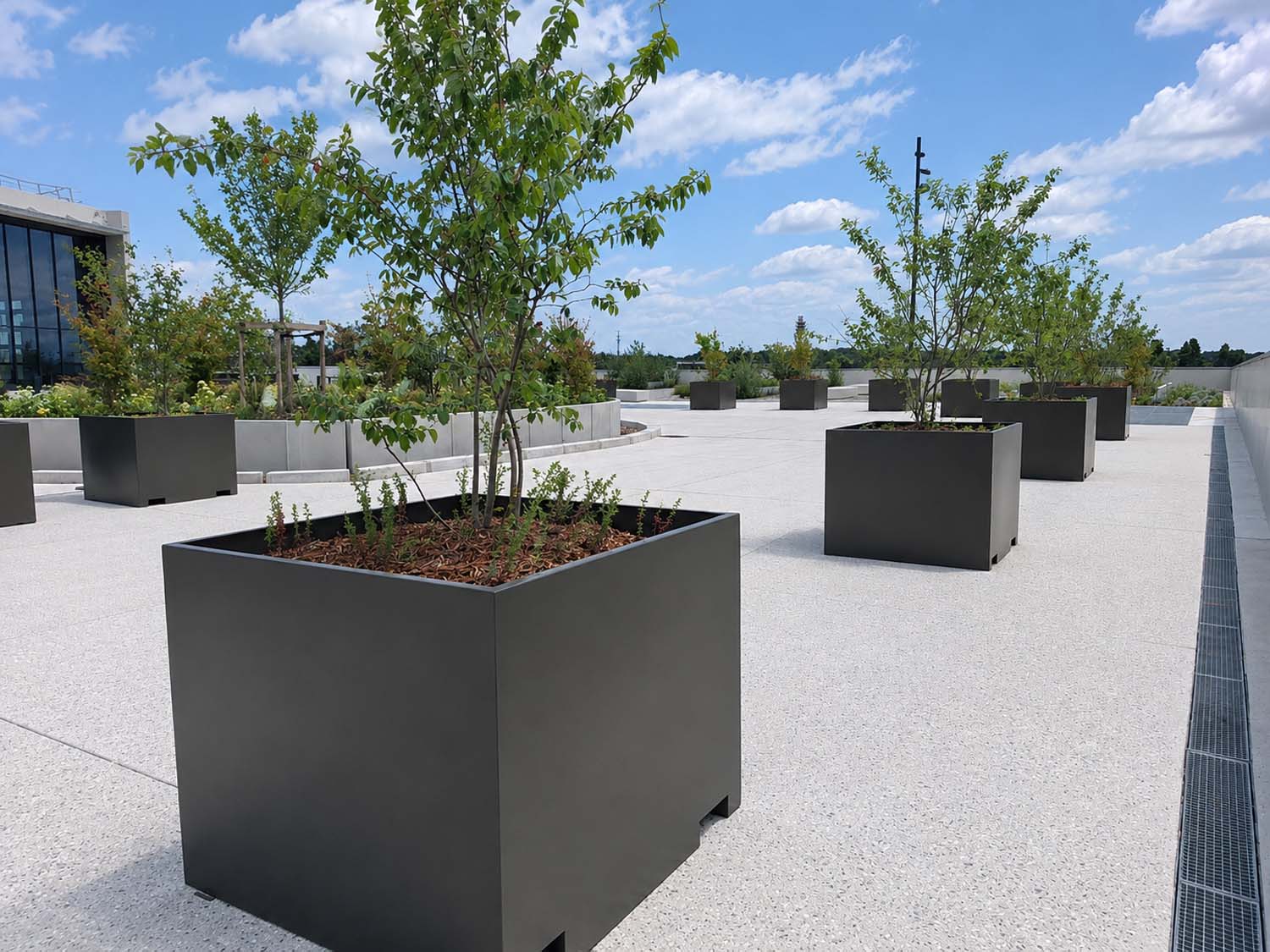 Gare Villiers – Champigny – Bry - Jardinières déplaçables fabriquées sur mesure par Licce - Finition en acier thermolaqué RAL 6014.