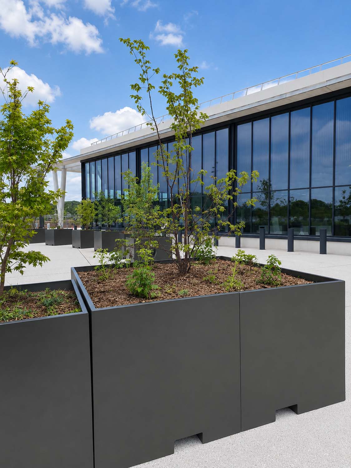 Gare Villiers – Champigny – Bry - Jardinières déplaçables fabriquées sur mesure par Licce - Finition en acier thermolaqué RAL 6014.