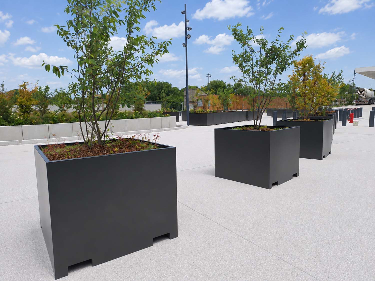 Gare Villiers – Champigny – Bry - Jardinières déplaçables fabriquées sur mesure par Licce - Finition en acier thermolaqué RAL 6014.