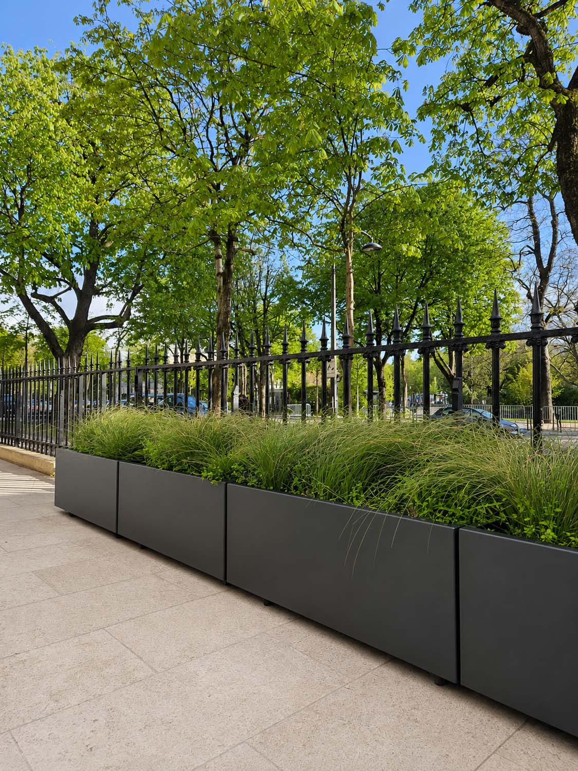 Devanture de la boutique Puiforcat dans le 8e arrondissement de Paris - Jardinières sur mesure fabriquées par Licce