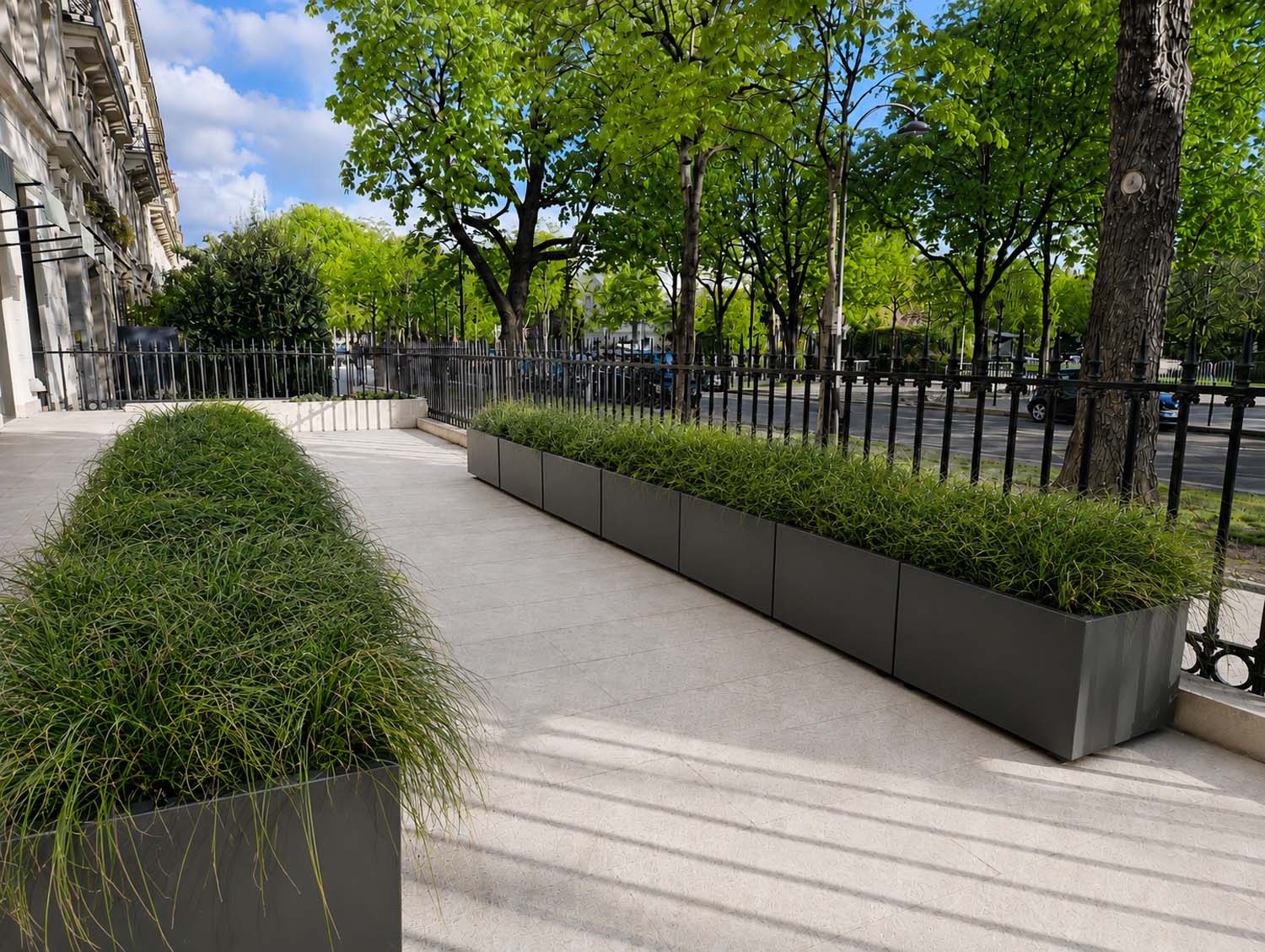 Devanture de la boutique Puiforcat dans le 8e arrondissement de Paris - Jardinières sur mesure fabriquées par Licce