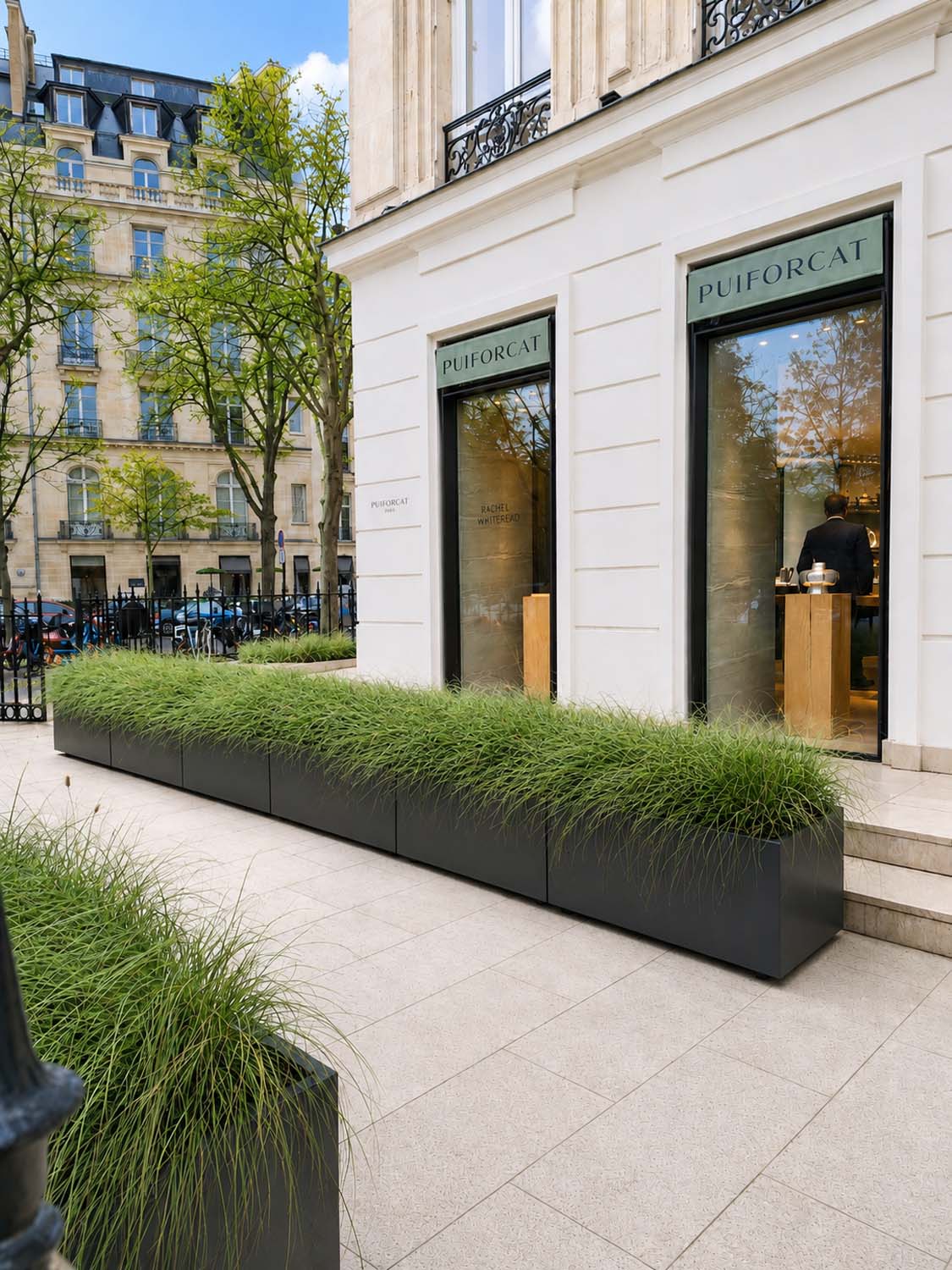 Devanture de la boutique Puiforcat dans le 8e arrondissement de Paris - Jardinières sur mesure fabriquées par Licce