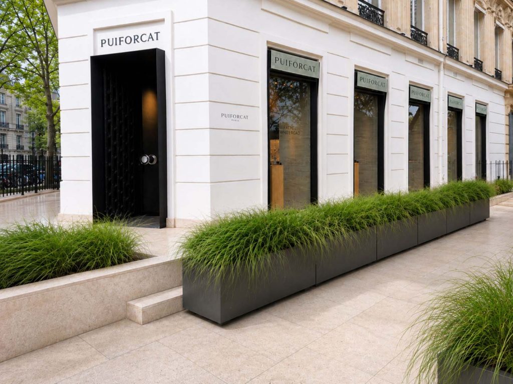 Devanture de la boutique Puiforcat dans le 8e arrondissement de Paris - Jardinières sur mesure fabriquées par Licce